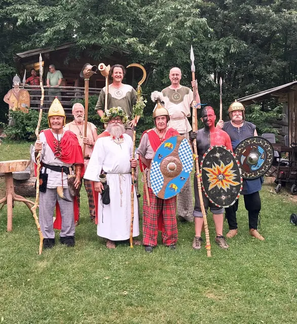 Hinten: Wolfram Machat, Riesenkelten Eidaxl-Combo-Clan. Vorne: Kurt Oberger, Johann Binder, Altbürgermeister Johann Giefing, Bürgermeister Bernd Rehberger, Rudolf Lutz. | Foto: Binder