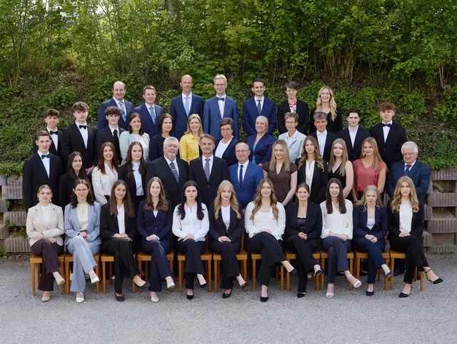 Die Absolventen der Klasse 8c:
4. Reihe: Mag. Martin Rabl, Bakk. MA, Mag. Manuel Waldhäusl, Mag. Stefan Löschenbrand, DI Karl Bruckner, Mag. Gregor Schmidt, Mag. Kathrin Fichtinger, Mag. Ines Hauer

3. Reihe: David Lang, Marc Travnicek, Janik Hohl, Mag. Ulrike Berger, Mag. Karin Meseida, Mag. Alexandra Grübl, Mag. Berta Höbarth, Mag. Magdalena Allinger, Mag. Dr. Andrea Lindenhofer, Laurin Kolm, Lorenz Poinstingl, Nikas Bock

2. Reihe: Christoph Schierhuber, Denise Meisl, Jana Purker, Kathrin Farthofer, Mag. Jochen Pulker, Mag. Reinhard Böhm, Mag. Harald Hauer, Glöckler Miriam, Sara Lugauer, Johanna Mörth, Nora Herndler, Mag. Franz Haider

1. Reihe: Cora Huber, Charlotte Haneder, Lilian Artner, Bianca Schüpany, Mittermeir Marie, Isabell Seidl, Franziska Jäger, Jasmin Amon, Hanna Neuninger, Céline Klein, Hannah Vogl. | Foto: Gymnasium Zwettl