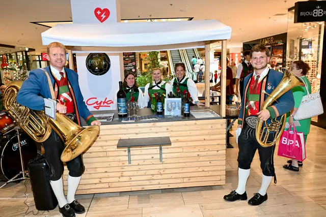 "Fan-Stand" - und alles, was hier verlost wurde, gibt es natürlich auch beim großen Bezirksmusikfest. | Foto: Hassl