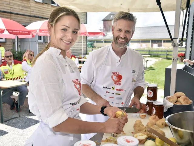 Paula Bründl und Vitus Winkler kochen Erdäpfelgulasch für die Team Österreich Tafel  | Foto: Roland Holitzky / Rotes Kreuz Salzburg