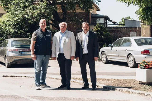 Sicherheitsgemeinderat Thomas Haidegger, BGM Ernst Wendl und Vizebgm. Manfred Mitzl beim geplanten Fußgängerübergang in der Gutenhoferstraße. | Foto: Gemeinde Himberg