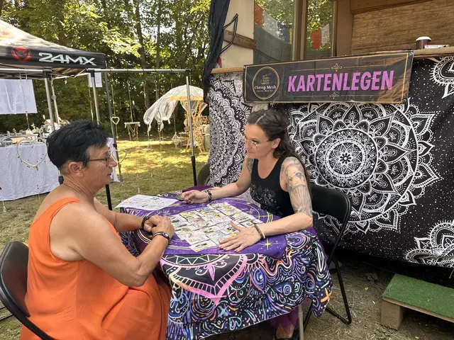 Energetische Behandlungen, Seelen- Reading, Kartenlesen und vieles mehr wurde den Besucherinnen und Besuchern bei den Spirit Days geboten.  | Foto: Lisa Stöckl