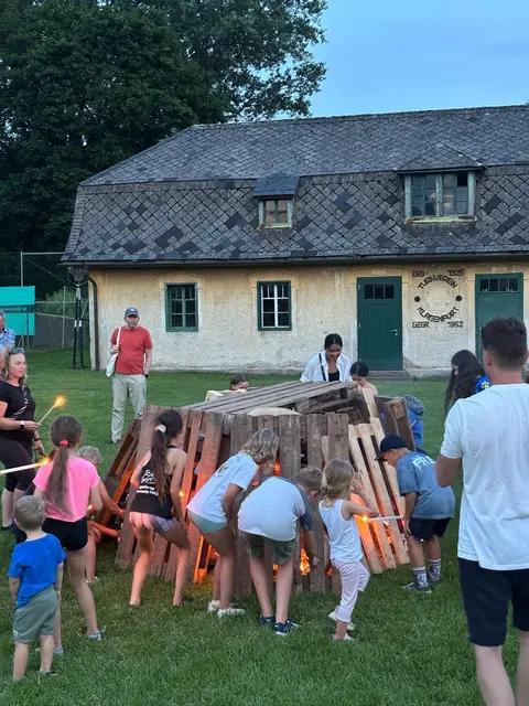 Die Kinder entzündeten gemeinsam das Feuer. | Foto: meinBezirk/Freya Essler
