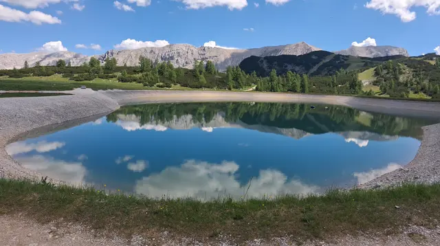 ....so, nach 4 km/450 hm bis zur Bergstation geht`s jetzt weiter zum Schrocken (mittig).
Hier der Blick über den Schafkogelsee auf 2000 m.