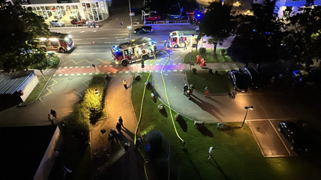 Ein gemeldeter Wohnungsbrand in einem Mehrparteienhaus im Stadtteil Viehofen löste am späten Freitagabend einen größeren Feuerwehreinsatz aus. | Foto: DOKU NÖ