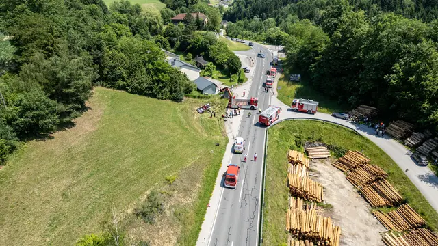 Zahlreiche Rettungseinsatzkräfte rückten zu dem Unfall am 20. Juni 2026 in Windhaag bei Perg aus.  | Foto: Team Fotokerschi/Simon Brandstätter