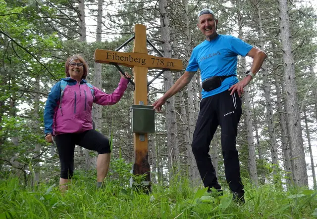 Der Eibenberg auf der Atschreith hat ein neues Gipfelkreuz.