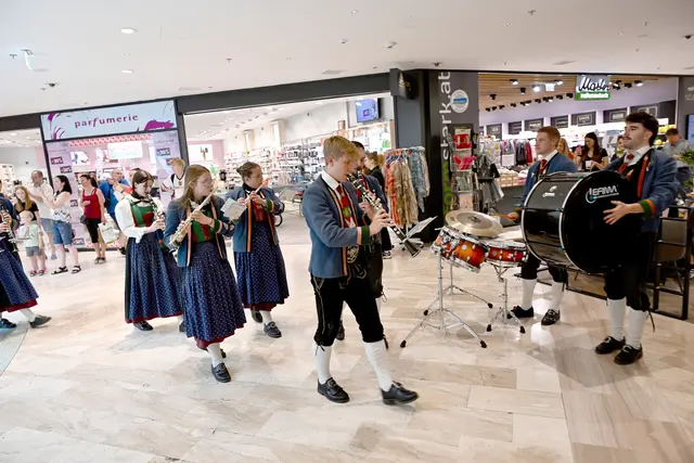 Musik in Bewegung - so gehört sich das bei einem richtigen Flashmob. | Foto: Hassl