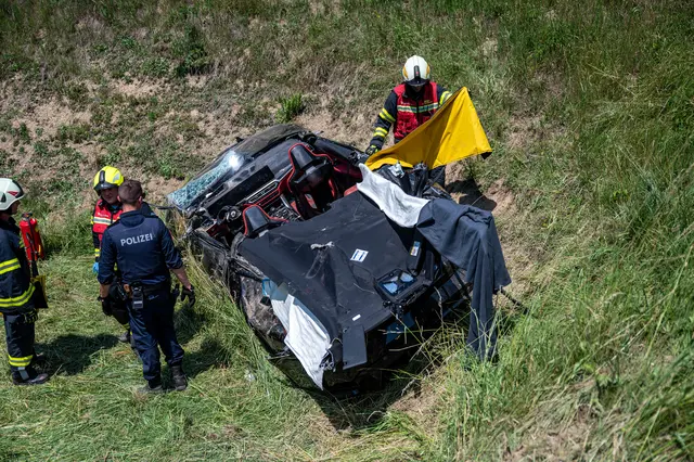 Die Feuerwehr entfernte das Fahrzeugdach, damit die der 17-jährige Lenker und sein 15-jähriger Beifahrer notärztlich versorgt werden konnten. | Foto: Team Fotokerschi/Simon Brandstätter