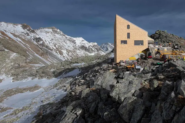 Die neue Europahütte entsteht direkt auf der österreichisch-italienischen Grenze. In einem Jahr soll der Neubau wiedereröffnet werden. | Foto: Leonhard Angerer/MoDusArchitects