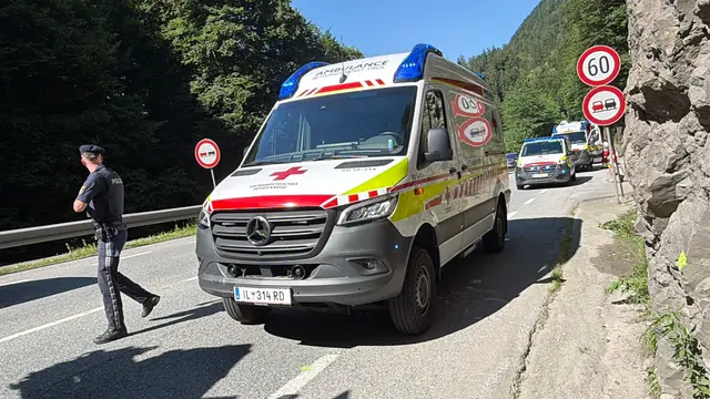Die Verletzten wurden von der Rettung ins Krankenhaus gebracht. | Foto: ZOOM.Tirol