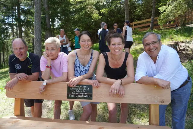 Didi's Frau Irmi und seine Töchter Magdalena und Johanna (v.l.) mit dem Sportrefernten der Gemeinde Telfes, Stefan Ilmer (l.) und Bgm. Peter Lanthaler | Foto: Kainz