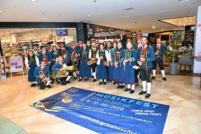 Im Einkaufszentrum gab es an diesem Samstag beste Laune bei bester Blasmusik aus dem Sellraintal. | Foto: Hassl
