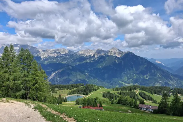 ....am Weg zur Bergstation ins`s Land eini gschaut.