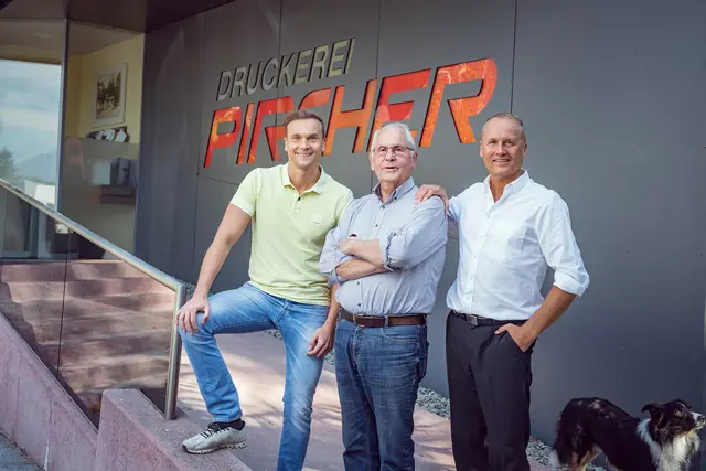 Zwei erfolgreiche Generationen: Christian (l.) und Hannes Pircher mit Gründer und Seniorchef Hans Pircher. | Foto: Pircherdruck