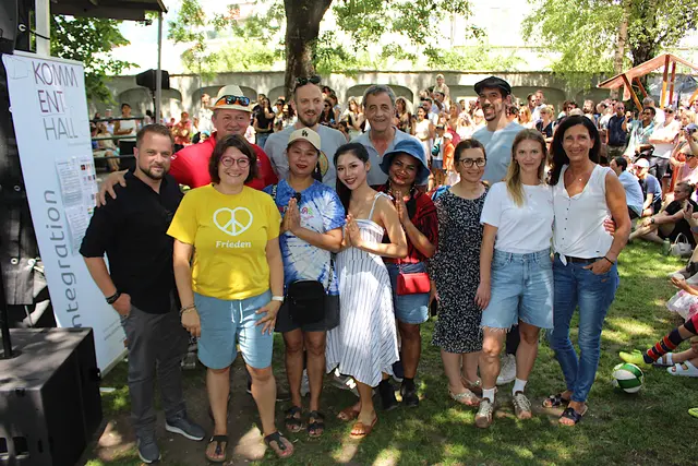 NR Bernhard Höfler und VizeBgm. Julia Schmid mit Vertretern der teilnehmenden Vereine, sowie Organisator Stefan Freytag (KOMM ENT) und Petra Pöschl (Stadtmarketing)