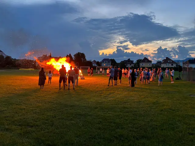 Das Sonnwendfeuer war wie immer der stimmungsvolle Höhepunkt des Abends. | Foto: meinBezirk/Freya Essler