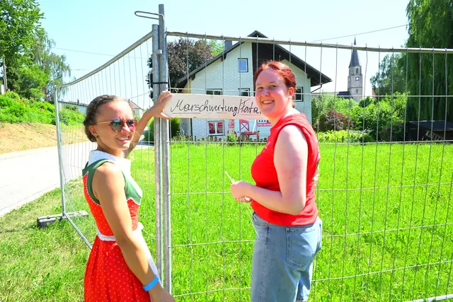 Elisabeth und Lea beschildern den Weg