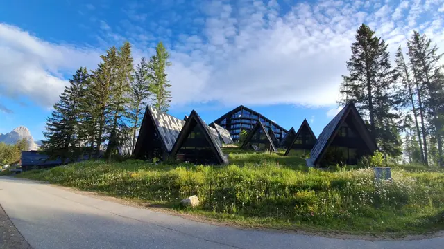 Die außergewöhnlichen Chalets des Triforet Alpine Resort warten wieder auf Gäste.
Lt. OÖ-Nachrichten vom 8. Juni 2026,
 betreibt die FALKENSTEINER Michaeler Tourism Group, das TRIFORET und am 9.Juli ist die Eröffnung geplant.
Möge dieses, bisher umstrittene Bauprojekt in den Bergen, eine guten Start haben .  