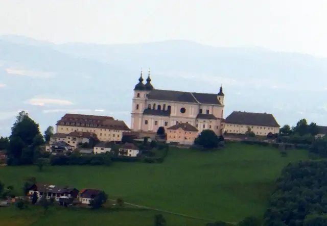 Weiter Blick zur Basilika Sonntagberg