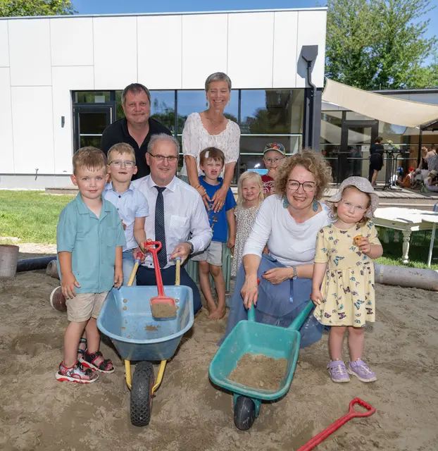 Christoph Resch, Bürgermeister Erwin Häusler, Kindergartenleiterin Marianne Appenzeller-Frühwirt und Familienlandesrätin Christiane Teschl-Hofmeister mit Fabian, Valentin, Nils, Pia, Niklas und Sarah | Foto:  NLK Filzwieser