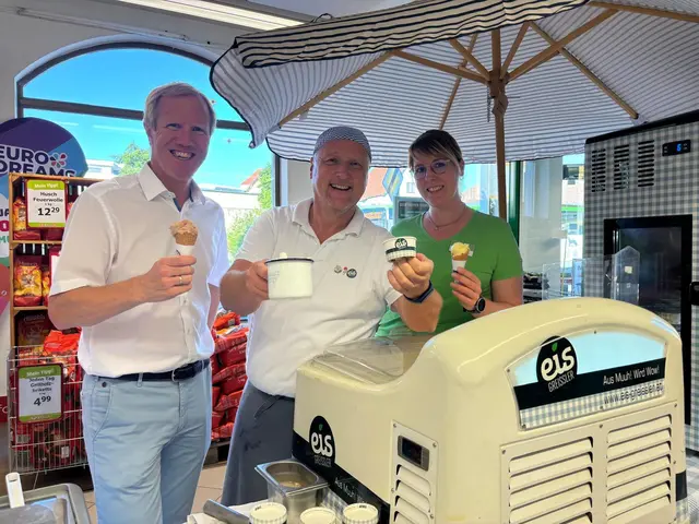 Auch Nah &amp; Frisch Kienast beteiligte sich an den Open Store Tagen in Gars am Kamp. Besonders beliebt war die Eisaktion mit dem Eis Greissler Eis, bei der sich zahlreiche Kundinnen und Kunden die hochwertigen Eisspezialitäten schmecken ließen und für eine willkommene Abkühlung sorgten. | Foto: Manuela Danzinger