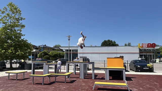 Chris Bacher und drei weitere Athleten von „One Move“ zeigen bei einem „Show Run“ welche Möglichkeiten der Parkour bietet | Foto: MeinBezirk Salzburg