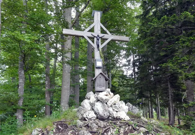 Das Lockakreuz thront an einer aussichtsreichen Felswand.
