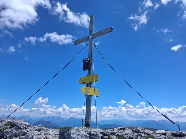 ...unspektakuläres Gipfelkreuz am Schrocken.