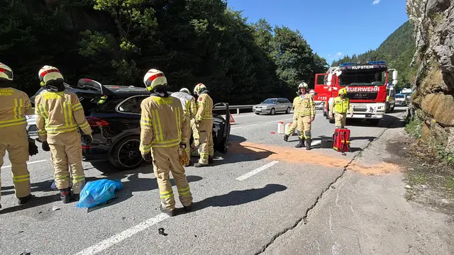 Der Unfall und die Aufräumarbeiten sorgten für Behinderungen. | Foto: ZOOM.Tirol