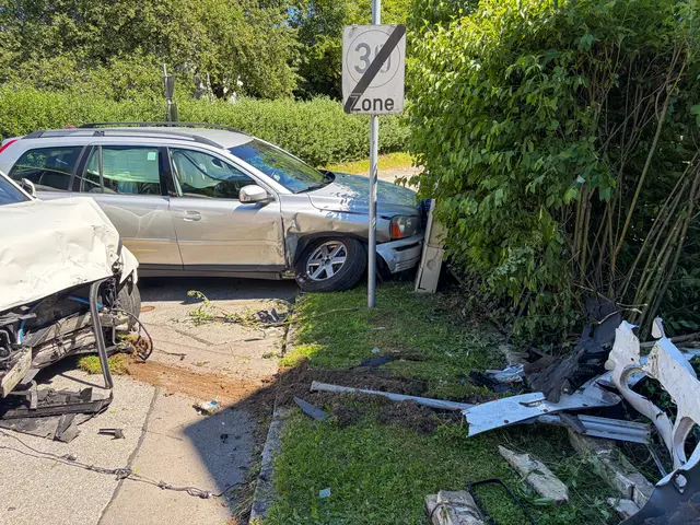 Kurz nach 14 Uhr am 19. Juni 2026 krachten im Kreuzungsbereich zwei Pkw ineinander. Warum es zu dem Unfall kam, ist noch unklar.  | Foto: Fotokerschi.at/FW Gallspach