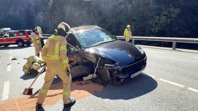 Das Fahrzeug wurde bei dem Unfall schwer beschädigt. | Foto: ZOOM.Tirol