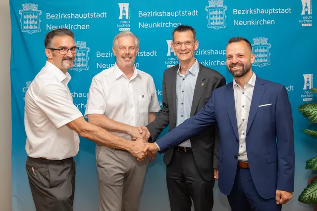 Der Handschlag für eine Zusammenarbeit auf Augenhöhe. V.l.: Parteiobmann Andreas Reither (SPÖ), SPÖ-Vizebürgermeister Günther Kautz, Bürgermeister Peter Teix und Parteiobmann Armin Zwazl (ÖVP). | Foto: er