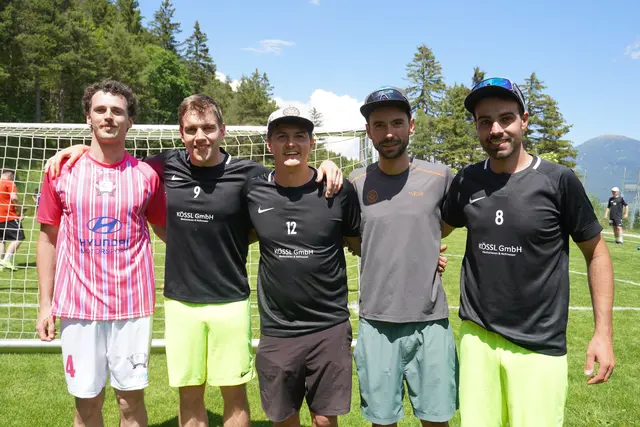 SV Telfes-Obmann Bene Müller (2.v.r.) mit dem OK-Team des Dorfturniers bestehend aus Jakob Eigentler, David Hackl, Max Viertler und Mario Pittracher | Foto: Kainz