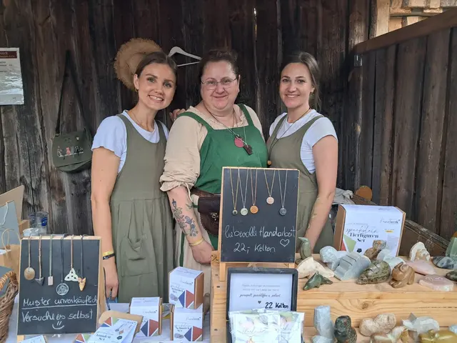 Karina Grasser, Manuela Kneißl und Kerstin Freitag. | Foto: Binder