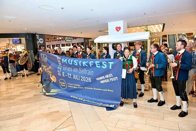 Dieses Anliegen wurde publikumswirksam transportiert. Bezirksmusikfest vom 9. bis 12. Juli in Gries im Sellrain. | Foto: Hassl