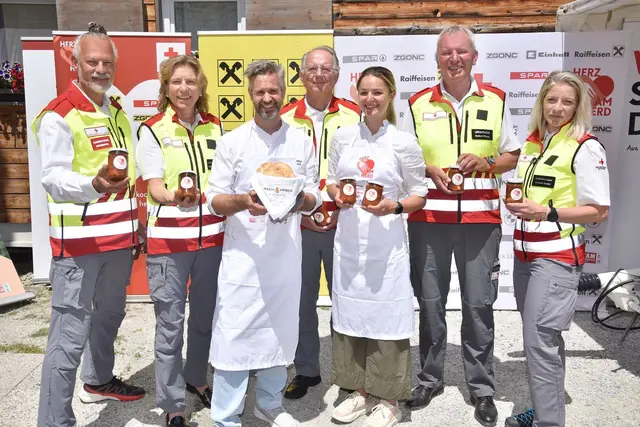 Bei der Roadshow „Herz am Herd“ in Tamsweg (v.l.): Clemens Strobl (Initiator und Ambassador des Roten Kreuzes), Sabine Tischler (Landesgeschäftsführerin), Vitus Winkler (Koch des Jahres), Dr. Werner Aufmesser (Präsident des Roten Kreuzes), Paula Bündl (Köchin), Herbert Wieser (Bezirksgeschäftsführer Lungau), Elisabeth Gruber (Bezirksrettungskommandantin Lungau)  | Foto: Roland Holitzky / Rotes Kreuz Salzburg