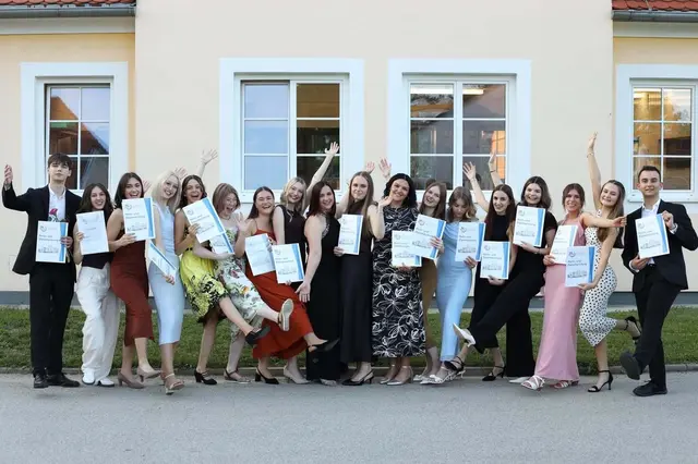 Maturantinnen und Maturanten der HLW Pinkafeld freuten sich über den erfolgreichen Abschluss. | Foto: HLW Pinkafeld