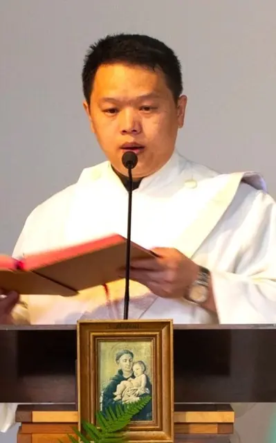 Diakon Giovanni Wu,vor seiner Priesterweihe in der Kirche der Flugfelder Pfarrgemeinde St.Anton