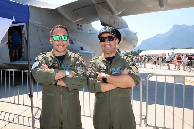 Ricardo und Filipo vor der Embraer KC-390 Millennium.