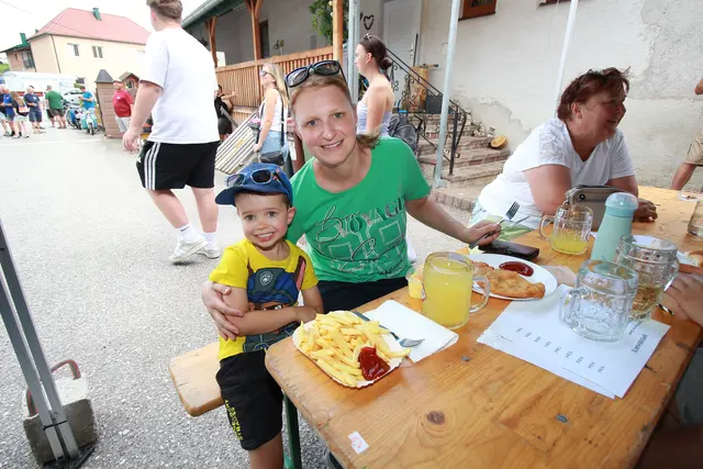 Klein Michael und Mama Silvia Ofenböck beim Mittagsschmaus.