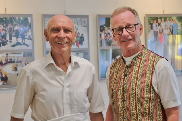 Hans Perstling (li), einer der Motoren der Ausstellung im kleinen Pfarrsaal im Bild mit Pfarrer Edi Muhrer. Die Foto-Dokumentation ist beim Pfarrkaffee zugänglich und auf Anfrage.  | Foto: Edith Ertl