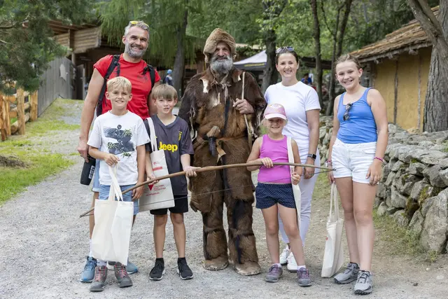 Familienlandesrätin Astrid Mair gemeinsam mit „Ötzi-Erich“ und Besucherinnen und Besuchern des Tiroler Familienfestes. | Foto: Land Tirol/Sedlak