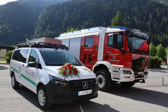 Zwei Fahrzeuge für die Bergrettung (Ortsstelle St. Anton am Arlberg) und die FF St. Anton am Arlberg wurden gesegnet.  | Foto: Elisabeth Zangerl