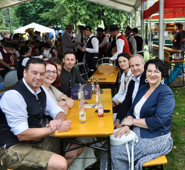 Ehrengäste wie Jochen Bocksruker, Klaudia Stroißnig und weitere Mitglieder des Stadtrats in Bärnbach | Foto: Wabitsch