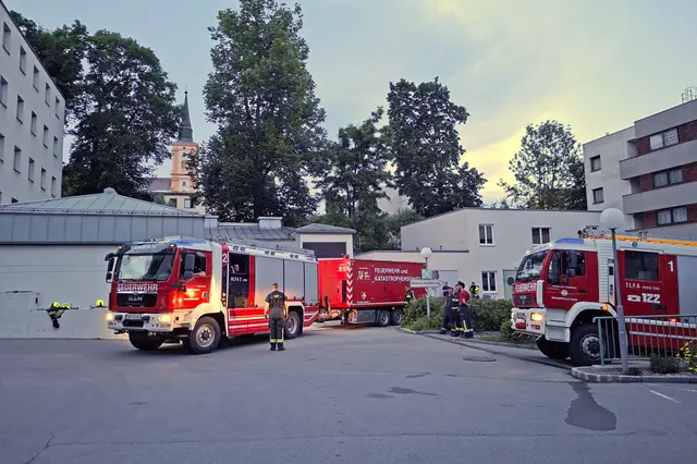 Der Großstromerzeuger "Stromanhänger 400 kVA" wurde vom Feuerwehrhaus geholt und zum Landesklinikum transportiert. | Foto: FF Waidhofen/Thaya
