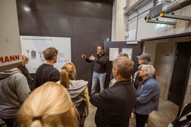 Aufmerksam folgten die Besucherinnen und Besucher den Erklärungen bei der Station GUTMANN. | Foto: Gerhard Berger