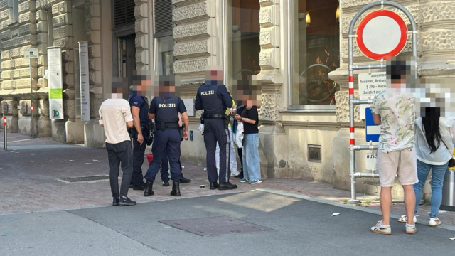 Die Polizisten bei ihren Ermittlungen. | Foto: DOKU-Niederösterreich