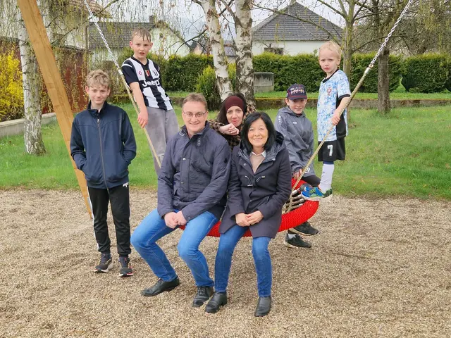 Bürgermeisterin Margit Göll, Vizebürgermeister Roman Prager und seine Kinder sowie die Obfrau des Dorferneuerungsvereins Wultschau, Michaela Weiß. | Foto: Gemeinde Moorbad Harbach