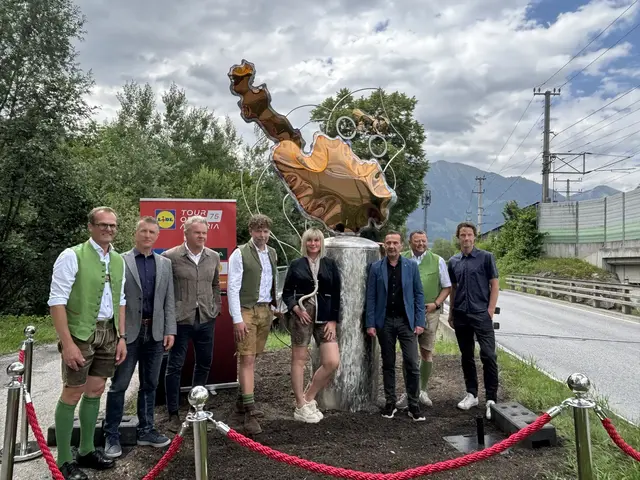 Von links: Hannes Rieser (GF Tourismusverband St. Johann in Salzburg), LRV-Präsident Thomas Hödlmoser, Thomas Pupp, Max Sendlhofer, Eveline Huber, Martin Zauner, Wolfgang Hettegger und Ex-Radprofi Gerrit Glomser. | Foto: Emanuel Hasenauer